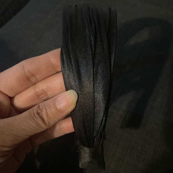 6/$20 Hairband - Picture 2 of 3